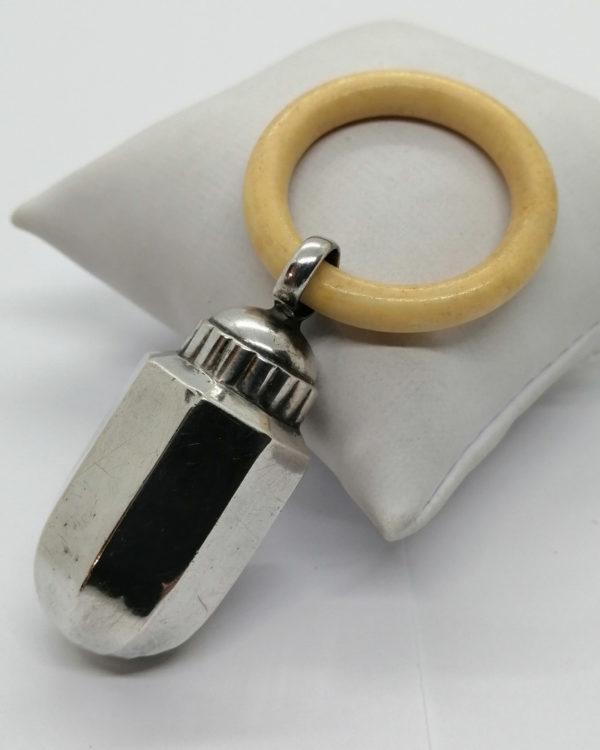 Hochet argent en forme de gland. – Image 2