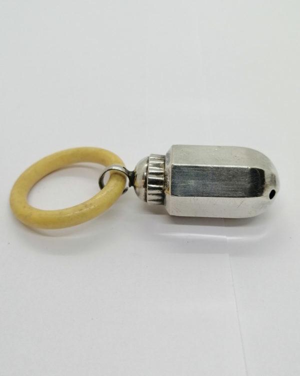 Hochet argent en forme de gland. – Image 3