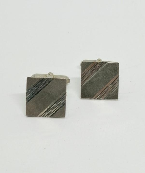 Boutons de manchettes argent, carré et brossé avec décor.