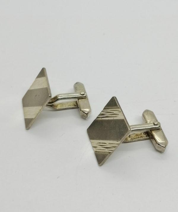 Boutons de manchettes argent, carré et brossé avec décor. – Image 2