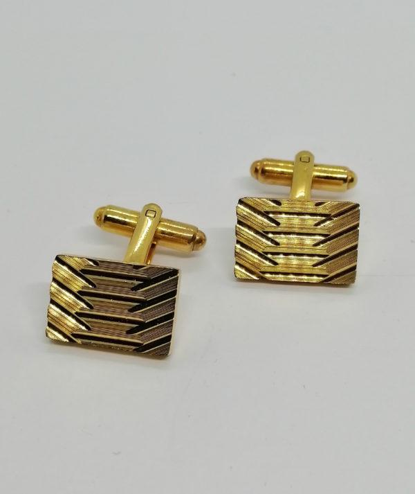Boutons de manchettes en plaqué or avec motif.