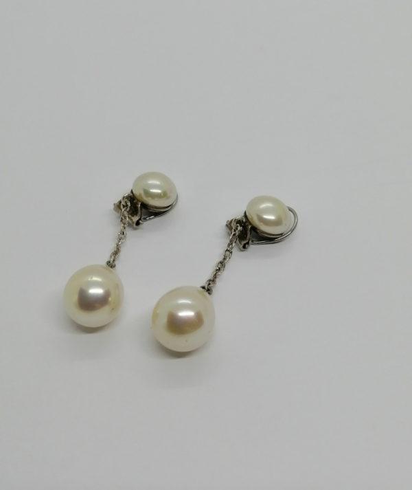 Boucles d'oreilles clip argent, anciennes en pampille et perles d'imitation.