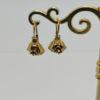 Boucles d'oreilles, dormeuses en plaqué or avec motif de rose, Art Déco. – Image 3