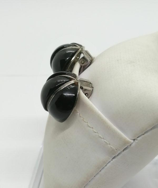 Boucles d'oreilles clip, métal blanc et verre noir en cabochon. – Image 2