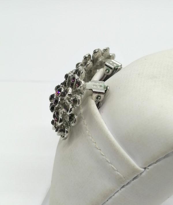 Boucles d'oreilles clip en métal blanc et pavage de strass violet. – Image 2