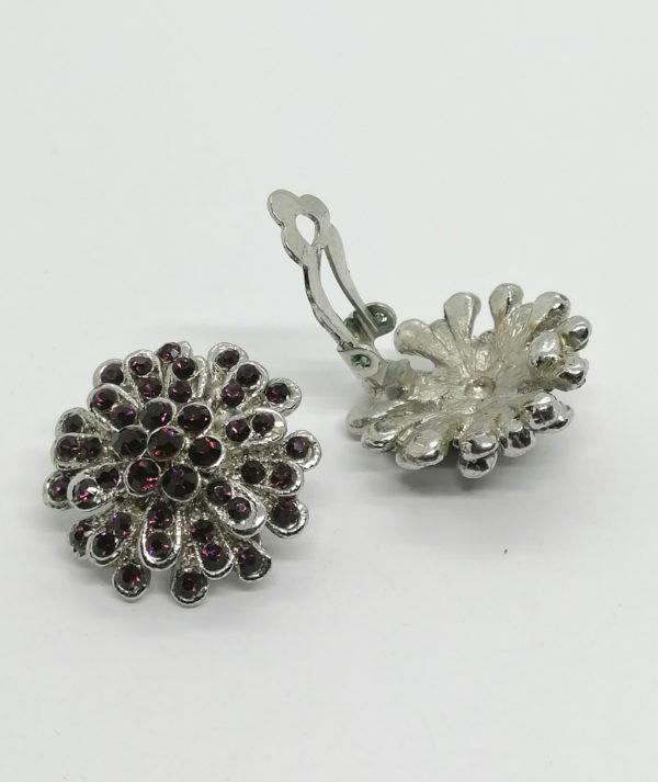 Boucles d'oreilles clip en métal blanc et pavage de strass violet. – Image 3