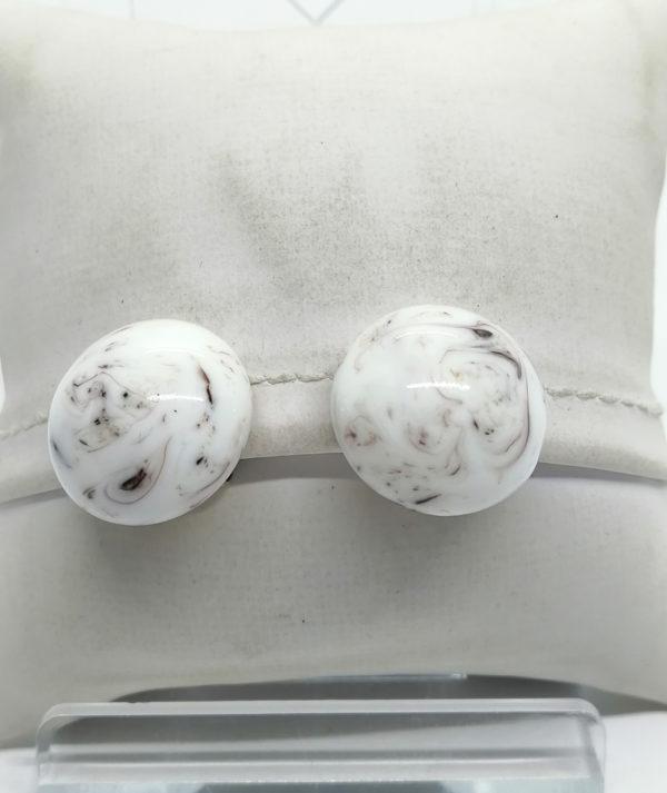 Boucles d'oreilles clip, laiton et bouton de pâte de verre blanc moiré.
