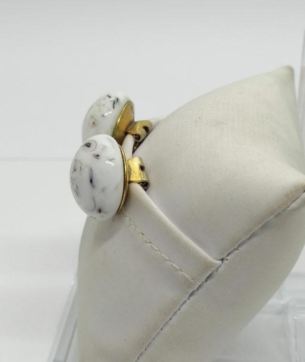 Boucles d'oreilles clip, laiton et bouton de pâte de verre blanc moiré. – Image 2