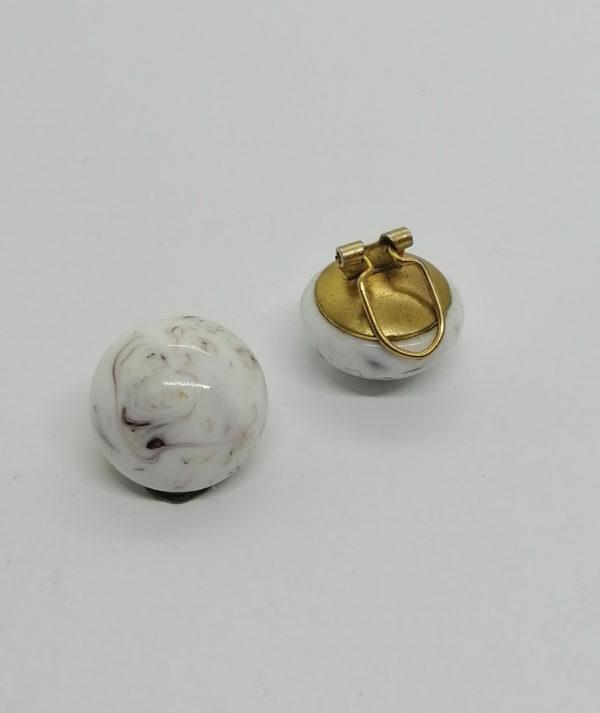 Boucles d'oreilles clip, laiton et bouton de pâte de verre blanc moiré. – Image 3