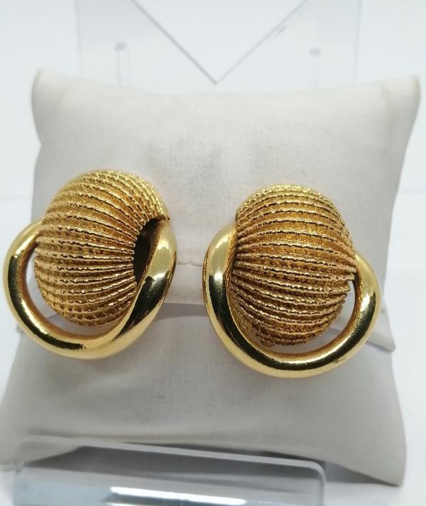 Boucles d'oreilles clip, de grosse taille en laiton doré et structuré.