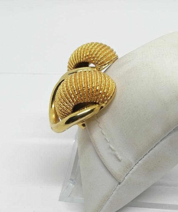 Boucles d'oreilles clip, de grosse taille en laiton doré et structuré. – Image 2
