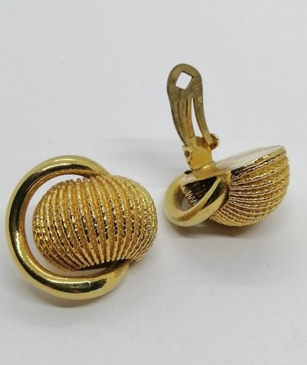 Boucles d'oreilles clip, de grosse taille en laiton doré et structuré. – Image 3