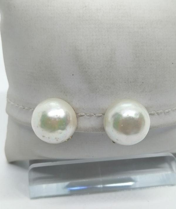 Boucles d'oreilles, clip, monture laiton et grosse perle d'imitation.