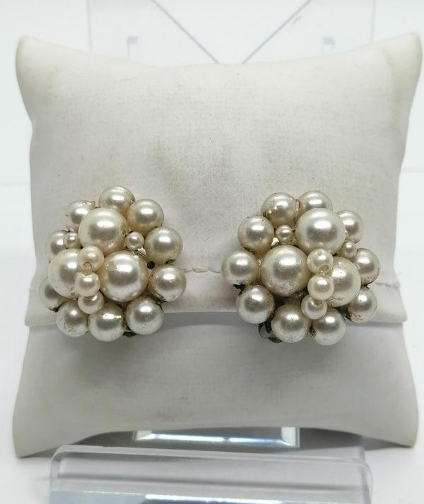 Boucles d'oreilles, clip sur métal blanc, et perles d'imitations.