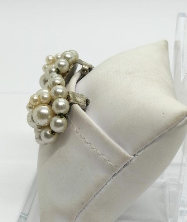 Boucles d'oreilles, clip sur métal blanc, et perles d'imitations. – Image 2