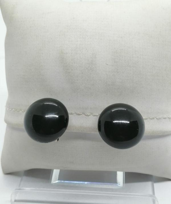Boucles d'oreilles, clip en métal blanc et bouton de verre noir.