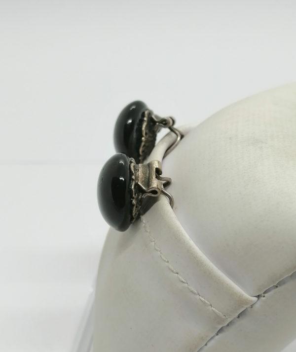 Boucles d'oreilles, clip en métal blanc et bouton de verre noir. – Image 2