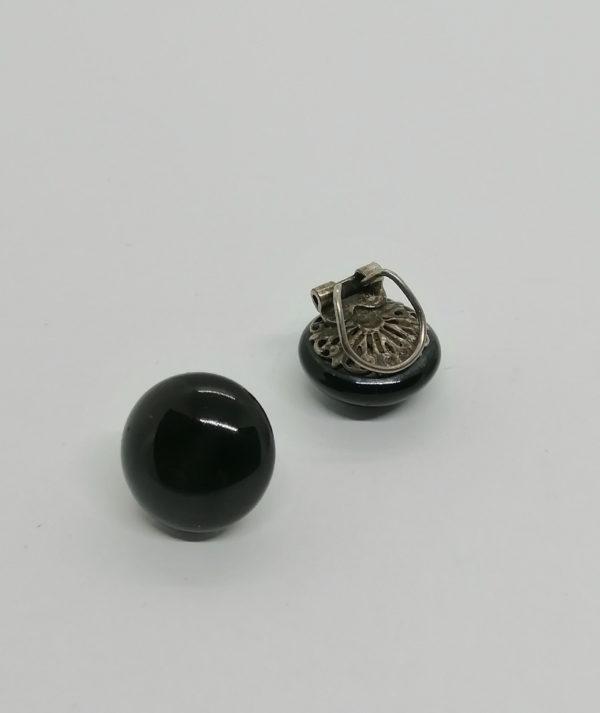Boucles d'oreilles, clip en métal blanc et bouton de verre noir. – Image 3