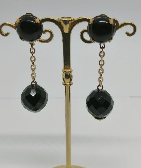 Boucles d'oreilles pendantes, clip en laiton avec cabochon et perle de verre noir à facettes.