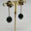 Boucles d'oreilles pendantes, clip en laiton avec cabochon et perle de verre noir à facettes. – Image 2