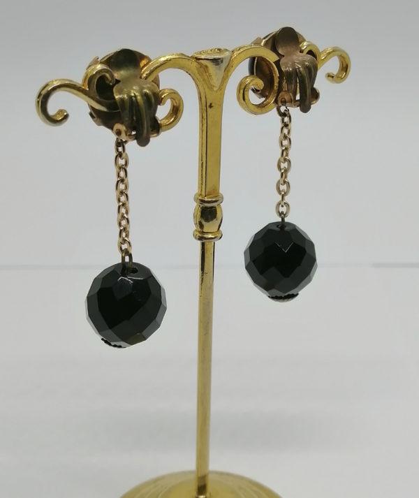 Boucles d'oreilles pendantes, clip en laiton avec cabochon et perle de verre noir à facettes. – Image 2