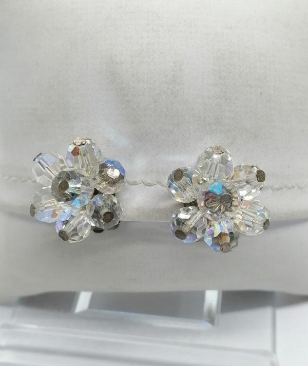 Boucles d'oreilles, clip petit modèle avec perles de verre transparentes.