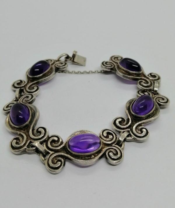 Bracelet argent, motif d'inspiration Bretonne et cabochon ovale d'améthyste, signé.