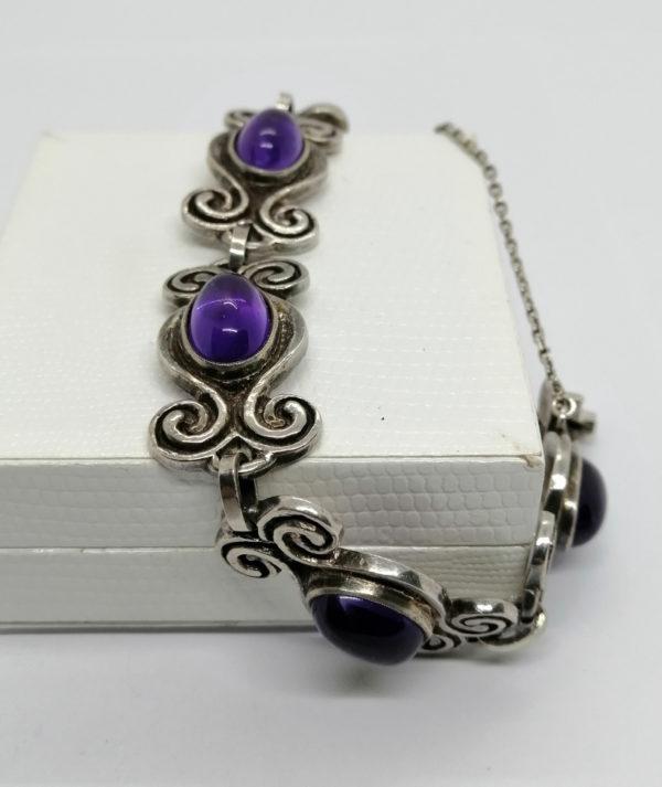 Bracelet argent, motif d'inspiration Bretonne et cabochon ovale d'améthyste, signé. – Image 2