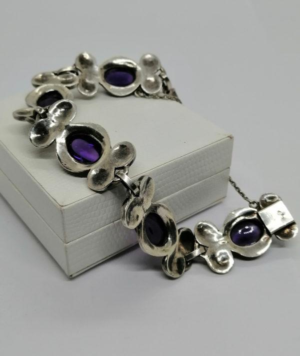 Bracelet argent, motif d'inspiration Bretonne et cabochon ovale d'améthyste, signé. – Image 3