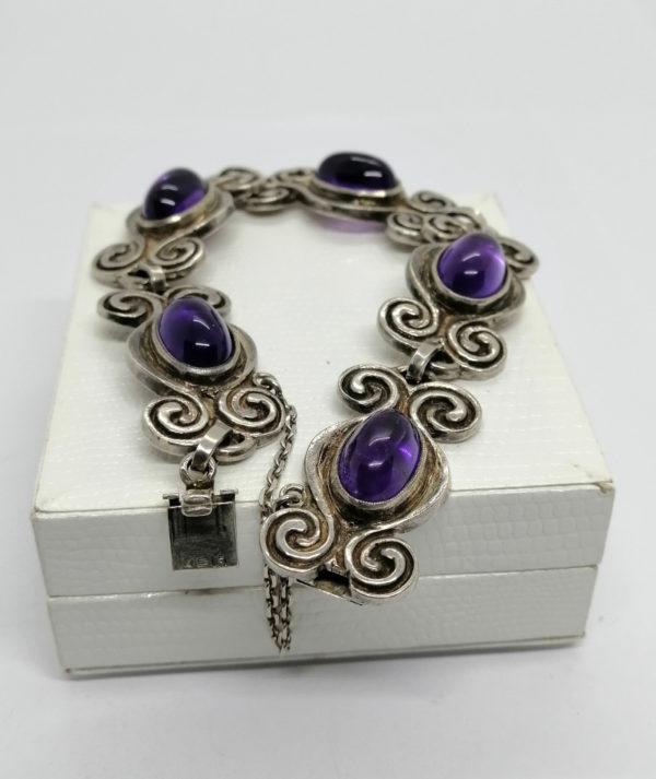 Bracelet argent, motif d'inspiration Bretonne et cabochon ovale d'améthyste, signé. – Image 4