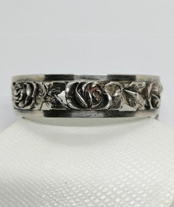 Bracelet argent, jonc ajouré et motifs de roses en relief, France Art Nouveau.