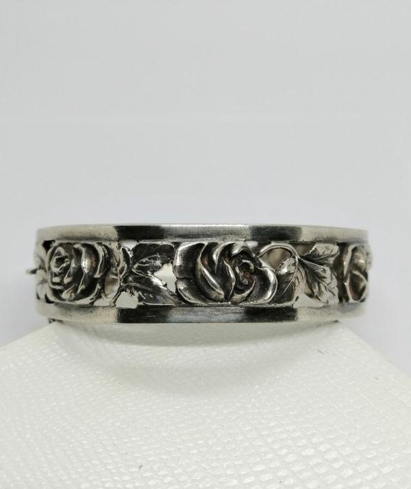 Bracelet argent, jonc ajouré et motifs de roses en relief, France Art Nouveau. – Image 2