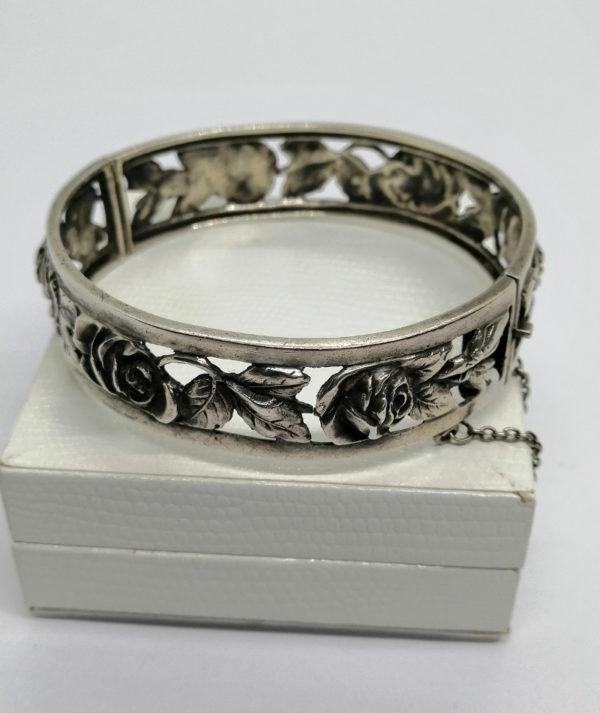 Bracelet argent, jonc ajouré et motifs de roses en relief, France Art Nouveau. – Image 3