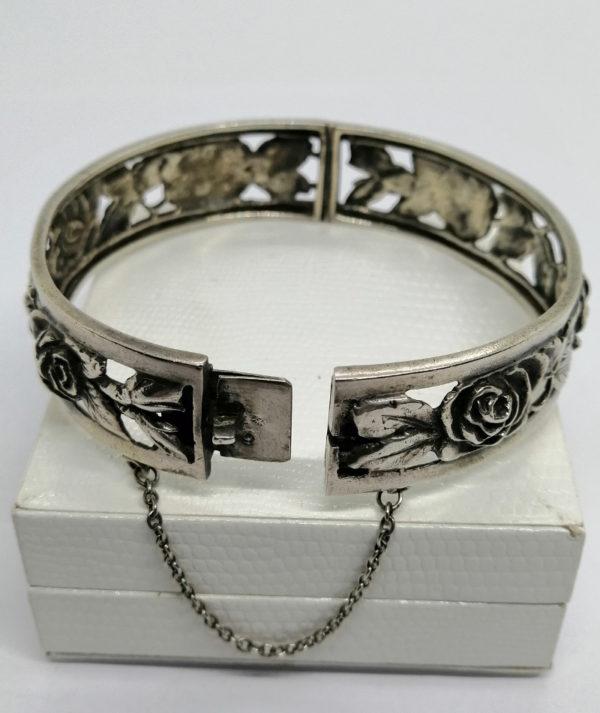 Bracelet argent, jonc ajouré et motifs de roses en relief, France Art Nouveau. – Image 4