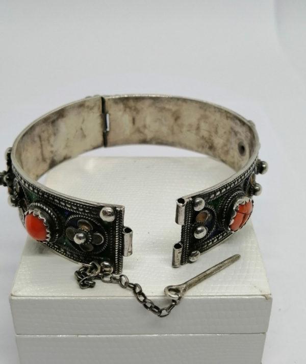 Bracelet argent, ancien jonc Berbère , Kabyle, avec corail et émail. – Image 4