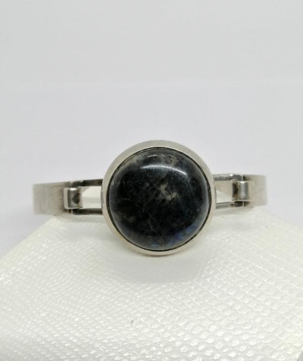 Bracelet argent, jonc ovale et cabochon de labradorite, vers 1930-40.