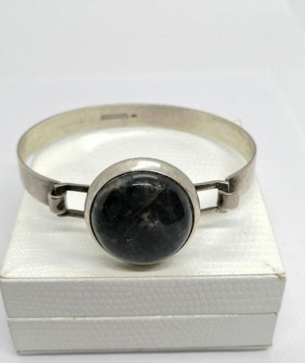 Bracelet argent, jonc ovale et cabochon de labradorite, vers 1930-40. – Image 3