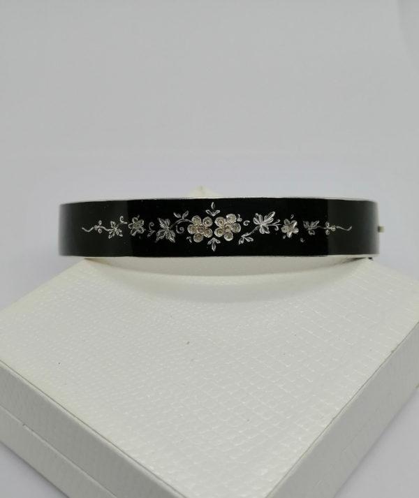 Bracelet argent, jonc ovale émaillé noir et décor de fleurs, Fin 19ième siècle.