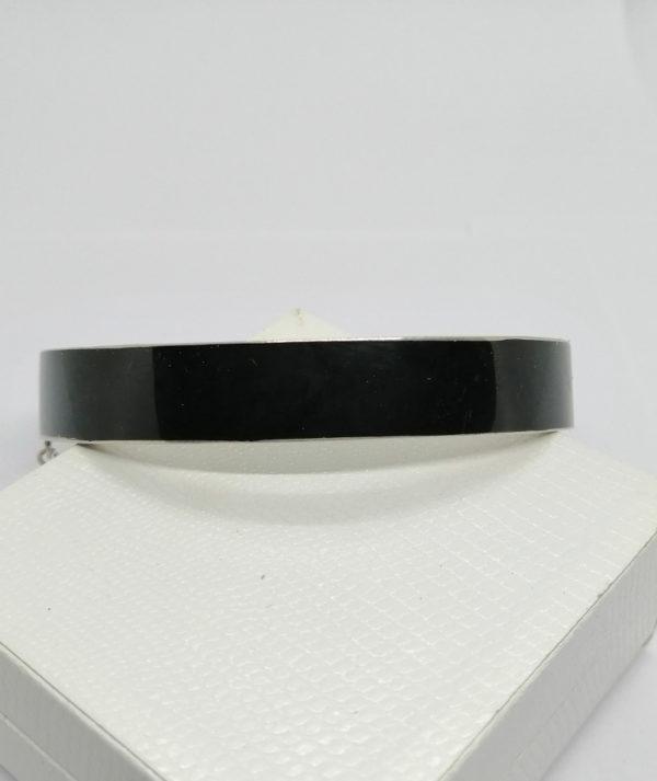 Bracelet argent, jonc ovale émaillé noir et décor de fleurs, Fin 19ième siècle. – Image 2