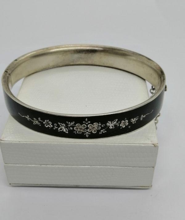 Bracelet argent, jonc ovale émaillé noir et décor de fleurs, Fin 19ième siècle. – Image 3