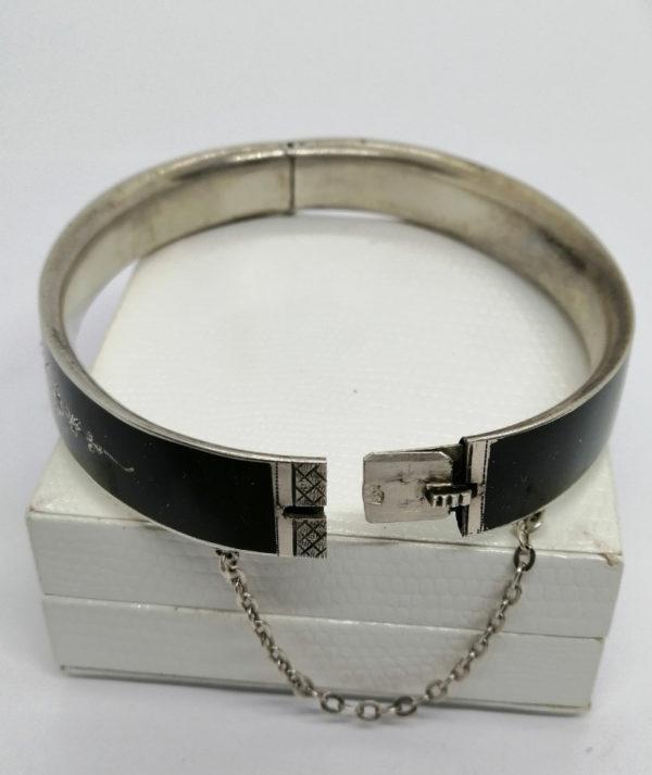 Bracelet argent, jonc ovale émaillé noir et décor de fleurs, Fin 19ième siècle. – Image 4