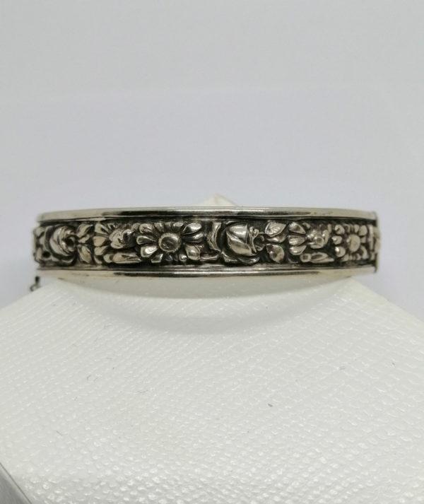 Bracelet argent, petit jonc ovale et motifs floraux, signé, Paris Art Nouveau.