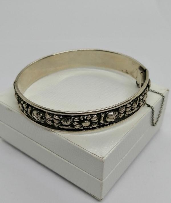 Bracelet argent, petit jonc ovale et motifs floraux, signé, Paris Art Nouveau. – Image 3