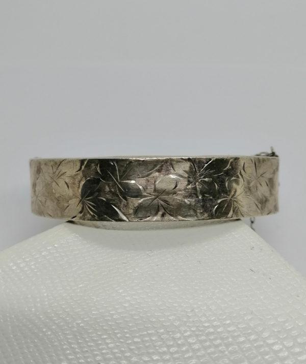 Bracelet argent, jonc ovale et plat, décor de feuillages, France , Art Nouveau.