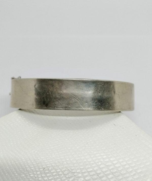 Bracelet argent, jonc ovale et plat, décor de feuillages, France , Art Nouveau. – Image 2