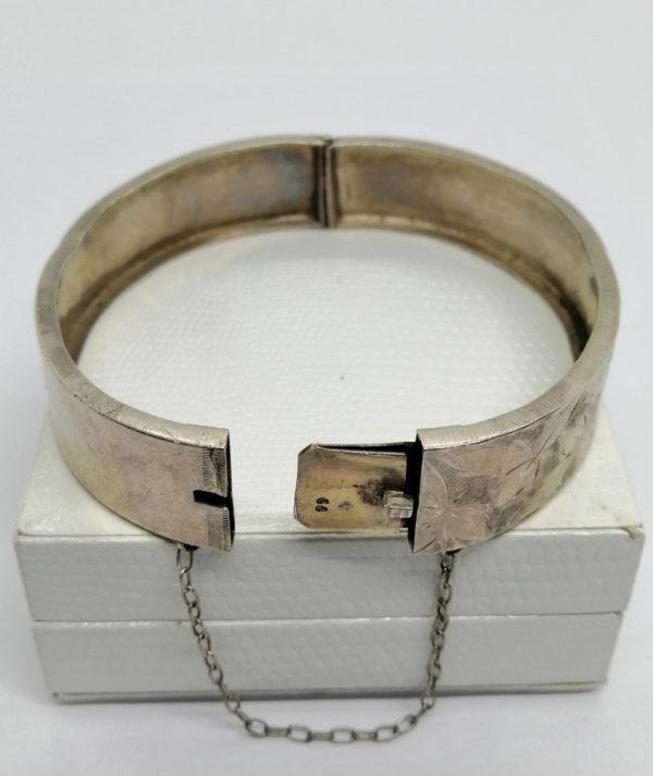 Bracelet argent, jonc ovale et plat, décor de feuillages, France , Art Nouveau. – Image 3