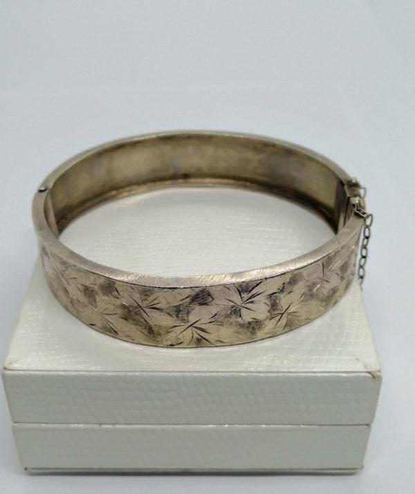 Bracelet argent, jonc ovale et plat, décor de feuillages, France , Art Nouveau. – Image 4