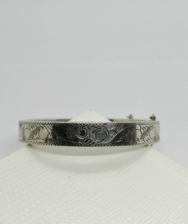 Bracelet argent, petit jonc rond et gravure d'une frise, époque Art Déco.