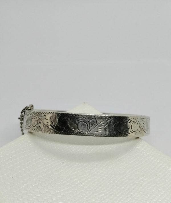 Bracelet argent, petit jonc rond et gravure d'une frise, époque Art Déco. – Image 2