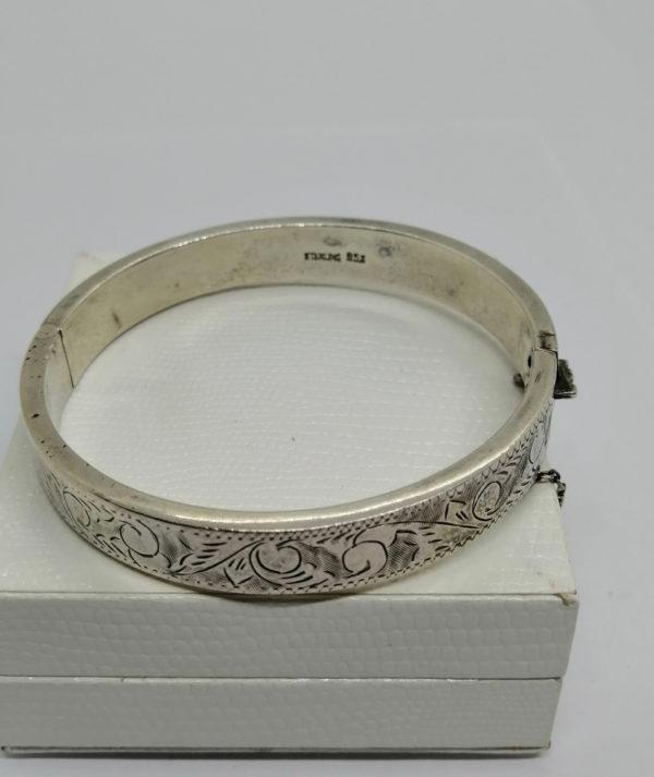 Bracelet argent, petit jonc rond et gravure d'une frise, époque Art Déco. – Image 3
